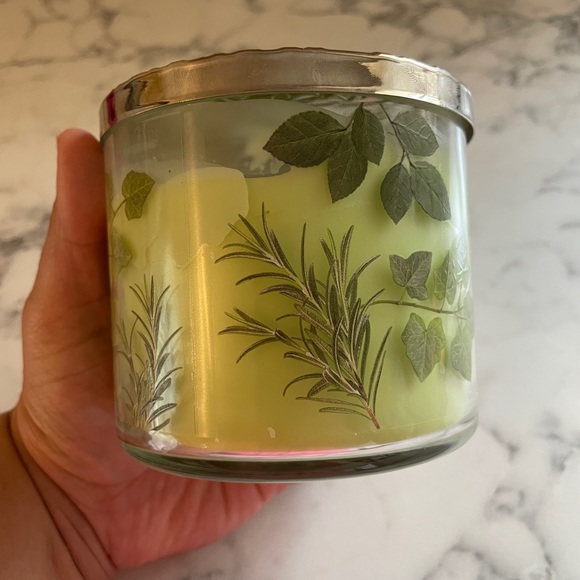 Bath & Body Works Eucalyptus Rain candle 14.5 oz - Picture 2 of 5